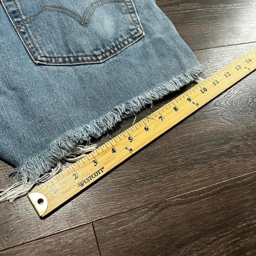 Vintage women's Levi's 550 light wash distressed high rise micro shorts 30" - Picture 6 of 6